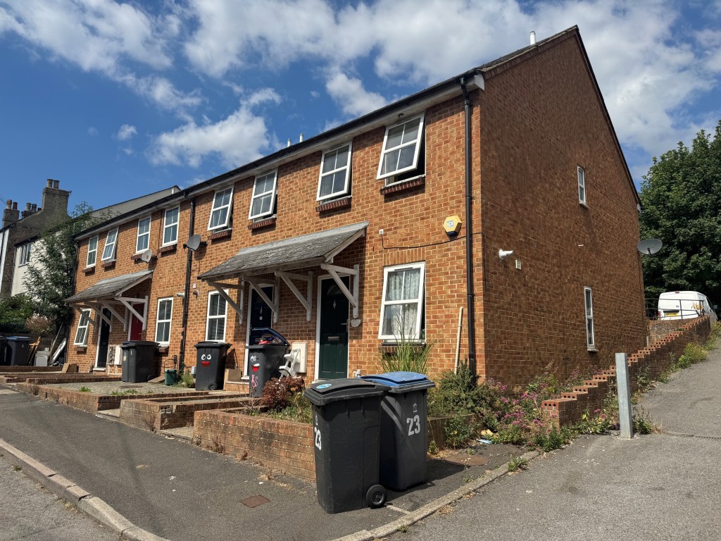 Lot: 168 - FREEHOLD TWO-BEDROOM END-TERRACE HOUSE WITH PARKING - View of the terrace